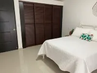 Modern, spacious y and private garden,