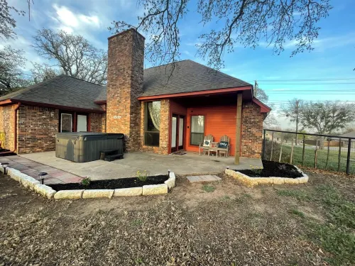 Country home with a brand new hot tub, WiFi and central air, spacious bad yard