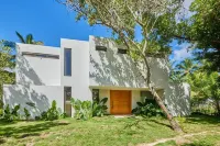 4 bedroom villa, facing the sea, with unspoilt beach and very quiet. El Limon 호텔