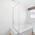 Cottage by the Lake, 1 bedroom full size house, full kitchen, 2 living areas. Hotels in Long Jetty