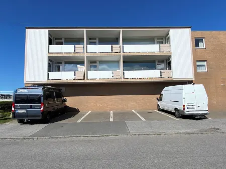 New pet-free non-smoking apartment 300 m from the beach