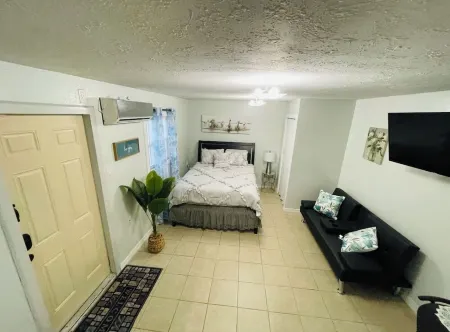 Escape to The Marine – Cozy Studio with a Touch of Nautical Elegance Отели в г. Темпл Террас