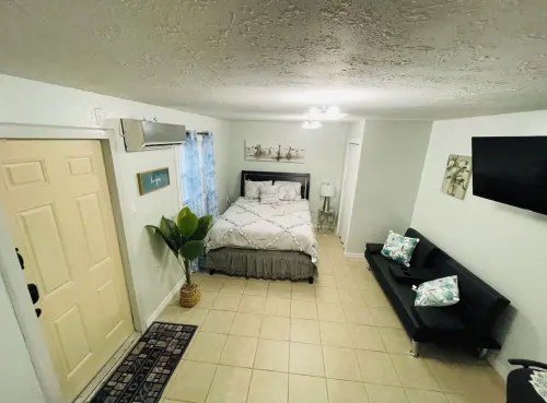 Escape to The Marine – Cozy Studio with a Touch of Nautical Elegance Hotels in Temple Terrace