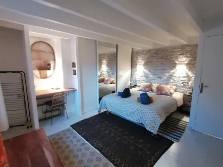 Attractive 3-bedroom duplex apartment in the heart of Sète, between Les Halles and the canal.