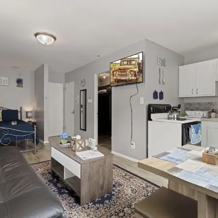 Rustic Spacious Studio/Aurora area/Sleeps 2/Pet Friendly/FREE WI-FI & Parking