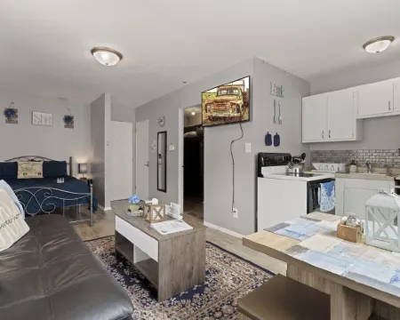 Rustic Spacious Studio/Aurora area/Sleeps 2/Pet Friendly/FREE WI-FI & Parking 奧羅拉酒店