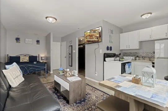 Rustic Spacious Studio/Aurora area/Sleeps 2/Pet Friendly/FREE WI-FI & Parking