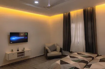 Modern 2-bedroom apartment with WiFi, AC in lovely Accra-Winneba Road,Blue Rose Hotels in 