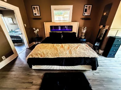 1700ft Gamers Nest 3 Bedroom 2 Bath 2 Kings 2 Queens and a Full!  Bomb Backyard! Hotels near Evergreen Cemetery