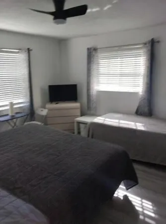Charming studio with AC, WiFi in lovely Lauderdale Lakes