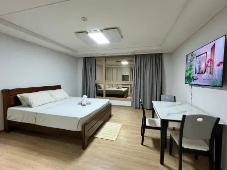 Charming Spacious Apartment in Clark Freeport Zone with Kitchenette & Balcony Отели рядом с достопримечательностью «Victory Clark - Hilton Clark»