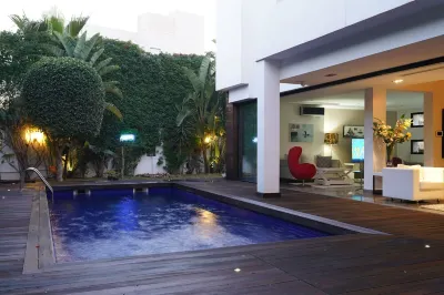 Architect's villa with pool and fireplace 住宿飯店