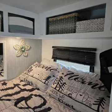 Mini Aruba Glamper in Dover with WiFi, AC and guest access to backyard oasis