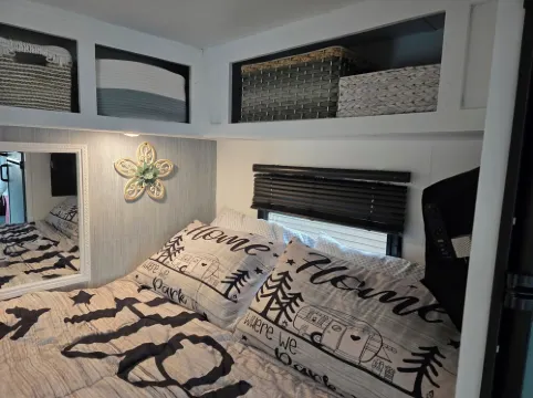 Mini Aruba Glamper in Dover with WiFi, AC and guest access to backyard oasis