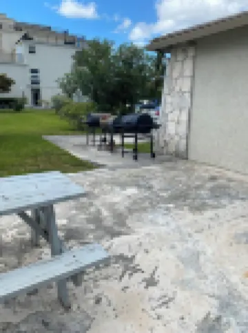 Charming beach front condo, Freeport ,Coral Beach, with AC/WiFi, salon/spa, pool