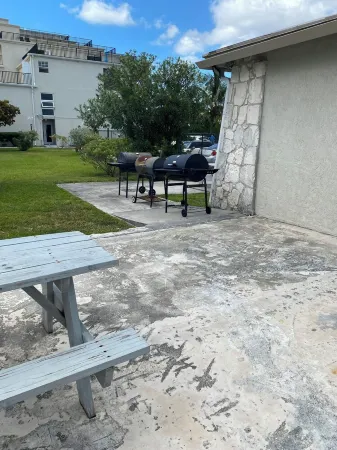 Charming beach front condo, Freeport ,Coral Beach, with AC/WiFi, salon/spa, pool