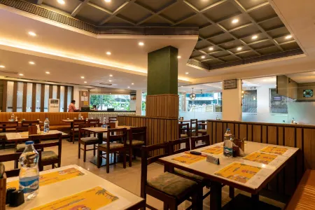 Royal Plaza Glitz Inn Отели в г. Кожикоуд