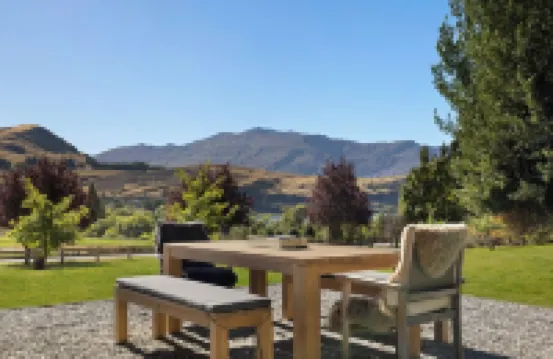 Cozy Cabin called The Lake Hayes Hut, situated in Queenstown Hotels in Lake Hayes