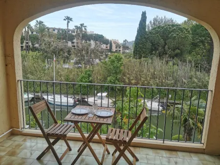 Appartement une Pièce Dans Résidence Sécurisée Avec Piscine Avec Garage Fermé