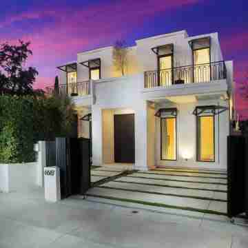 Custom Home near Shops and Dining Hotel Exterior