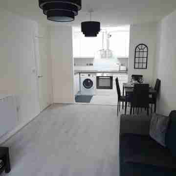 Light, spacious 2 bed apartment nr Heathrow airport Others