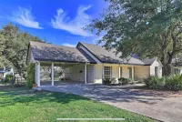 Charming 3-bedroom house with AC, WiFi. Walk to down town historic Boerne Tx
