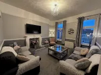 Stunning Spacious one Bedroom Apartment in Courtyard Location, Central to Town ベルパーのホテル