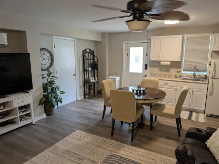 Newly finished basement suite in Midlothian.  Very clean and spacious. Отели рядом с достопримечательностью «Парк Роквуд»