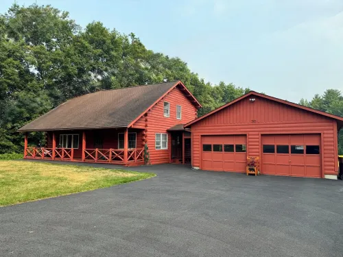 Country style log cabin on private 4 acres lot minutes from downtown Saratoga