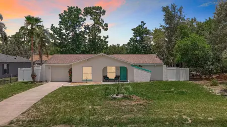 Manatee pool home Отели в г. Эрнандо