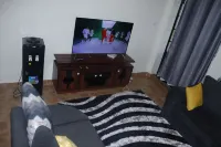 Modern Home w/ Elevator & Backup generator-DSTV+WIFI