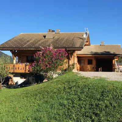 Chalet La Roseraie, 200 m from the Petit Chatel ski lifts