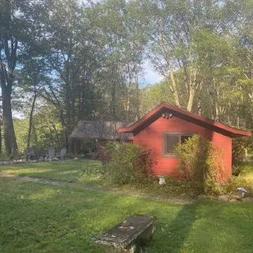 Enchanted 2 bedroom, x-lake cabin with mountain views.  Fast WFYI , Napanoch.