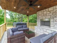 Spacious 5-bedroom just 1 minute from Bennett Spring State Park! Hotels in Laclede County