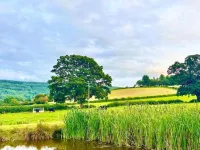 Fox Acre Lodge - Amazing Views Hotel a Llanhennock