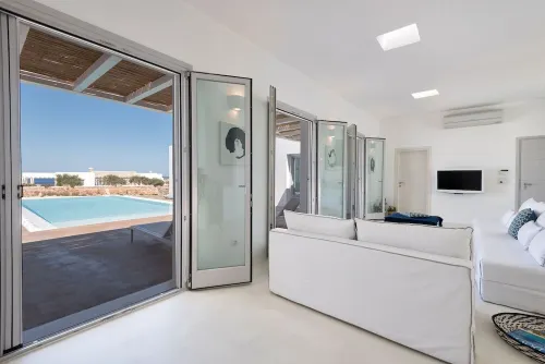 Cozy private villa to the west of the island a few meters from the sea