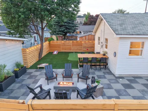 Lake & Lounge - Mid Century - Cozy 3 beds - Walk to Town, Putting Green, Pets