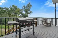 Driftwood Lodge: Boat Dock, Game Room & Lake Views