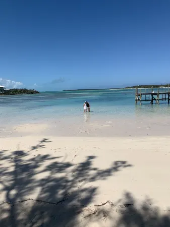 2 minute walk to Green Turtle Club/Marina. 2br, 2.5 Ba! Fully renovated 2023! Отели в г. Green Turtle Cay