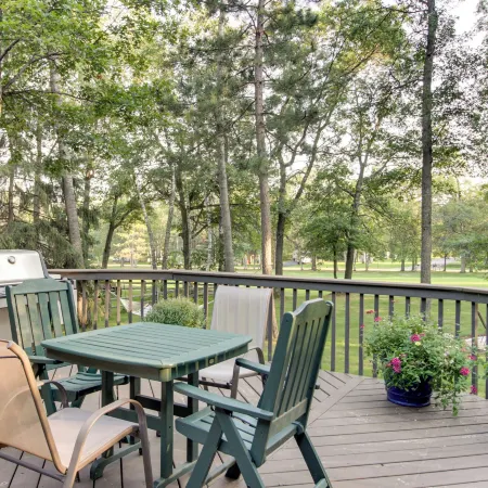 Breezy Point Cabin: Deck w/ Golf Course Views!