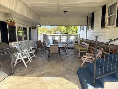 Beautifully Updated Country Home Отели в г. Juniata County