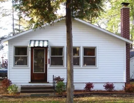 Classic and Affordable Lake Home, WWII Display, Canoe, Deck, Quiet Neighborhood