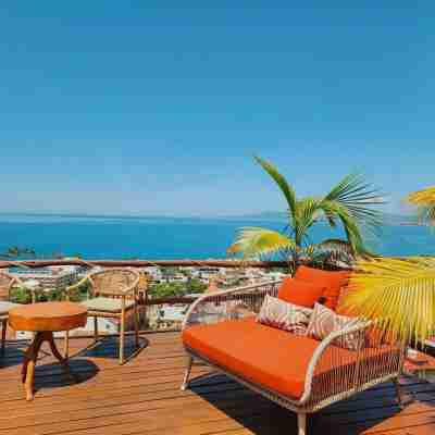 Sunsets + Ocean View Condo with WiFi, A/C, RoofTop, steps to Malecon and Beach Others