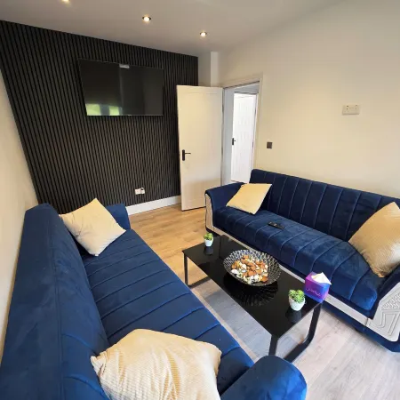 5 Beds 7 Guests Private Garden Free Parking