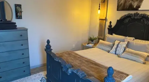 DOUBLE DOWN SUITE : Unit A       Casino Retreat & Pickleball court Hotels in Love County