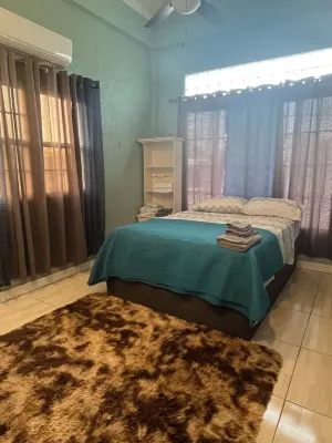 3-bedroom bungalow amazing Versailles,West Bank with AC, WiFi- Gated Community Hotel a Schoonord