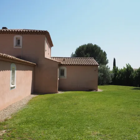 Premium villa with garden and pool, Lambesc Отели в г. Ламбеск