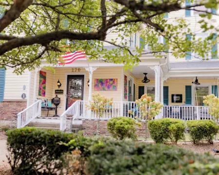 Montgomery Inn BnB Hotels in Versailles
