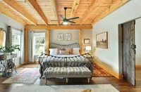 Authentic Cherokee Cabin Farm: Pickleball, Firepit, Swing, Creeks, Grills