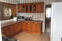 2-Bed - Sleeps 6 - Pet Friendly & Parking - homestay